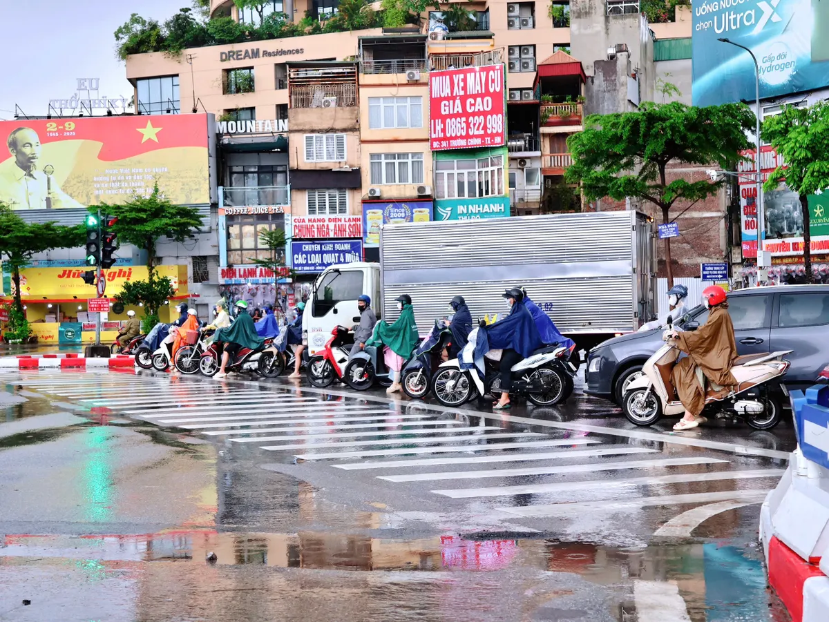 CSGT chủ động ứng phó, bảo đảm giao thông trong mưa bão - Ảnh 2.