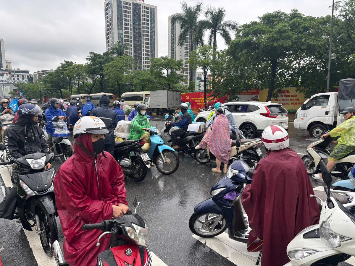CSGT chủ động ứng phó, bảo đảm giao thông trong mưa bão - Ảnh 6.