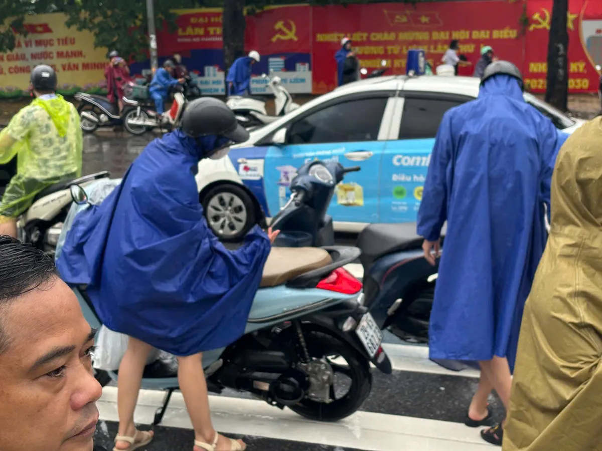 CSGT chủ động ứng phó, bảo đảm giao thông trong mưa bão - Ảnh 8.