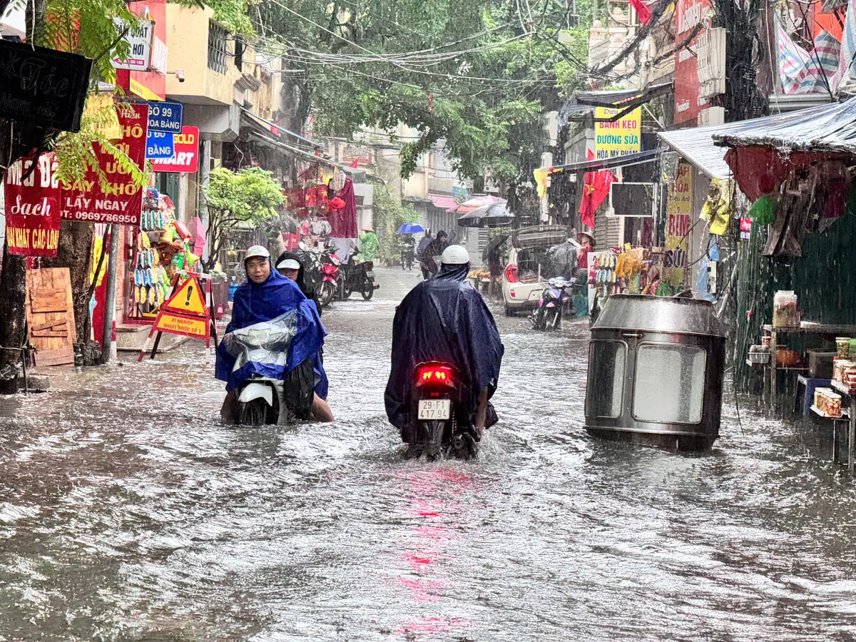 Biển nước nhấn chìm đường phố, người dân chật vật, xe máy nằm la liệt - Ảnh 5.