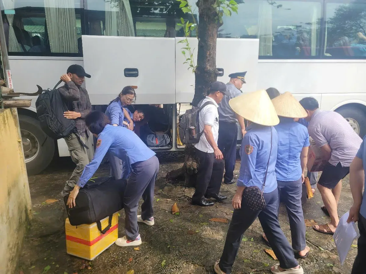 Đường sắt dừng chạy hơn 20 chuyến tàu vì ảnh hưởng bão - Ảnh 2.