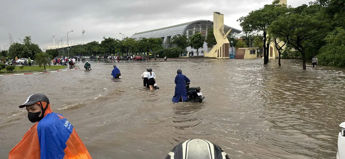 Biển nước nhấn chìm đường phố, người dân chật vật, xe máy nằm la liệt - Ảnh 1.