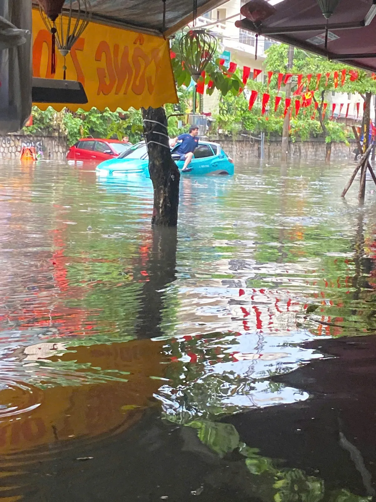 Biển nước nhấn chìm đường phố, người dân chật vật, xe máy nằm la liệt - Ảnh 6.