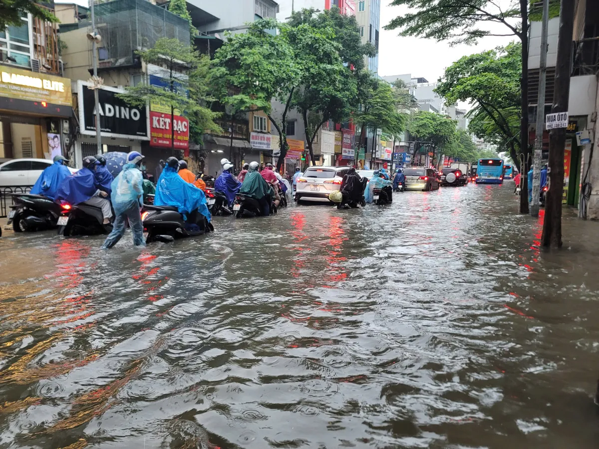 Biển nước nhấn chìm đường phố, người dân chật vật, xe máy nằm la liệt - Ảnh 7.