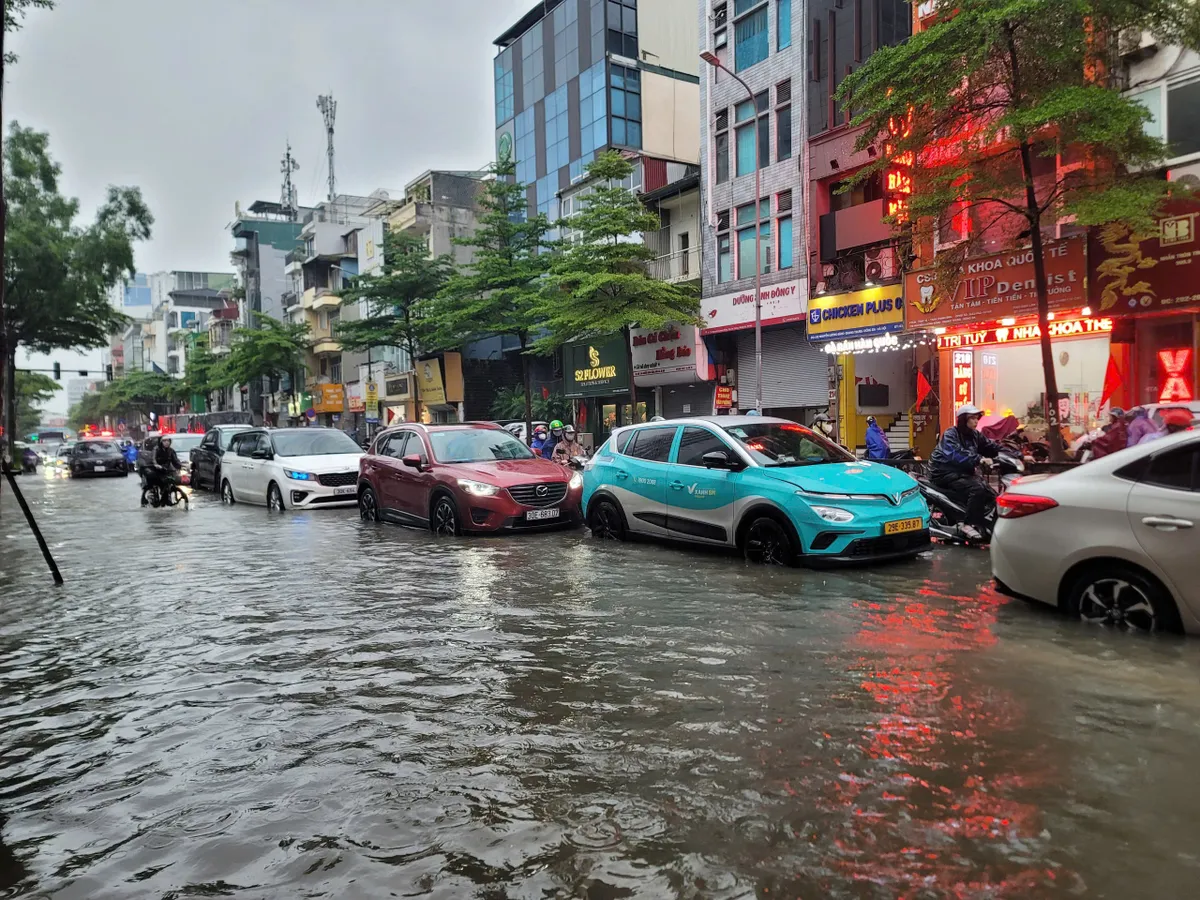 Biển nước nhấn chìm đường phố, người dân chật vật, xe máy nằm la liệt - Ảnh 3.