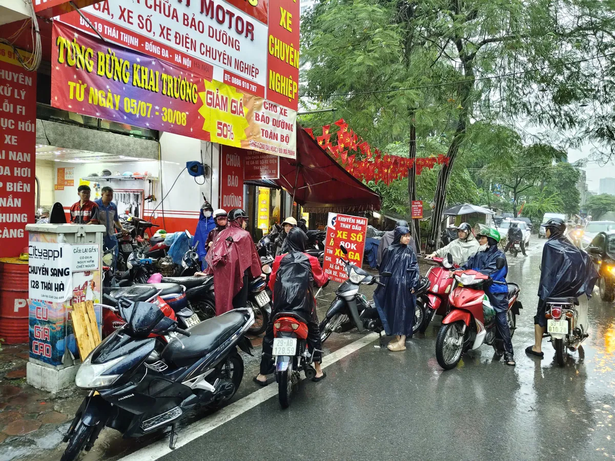 Biển nước nhấn chìm đường phố, người dân chật vật, xe máy nằm la liệt - Ảnh 8.