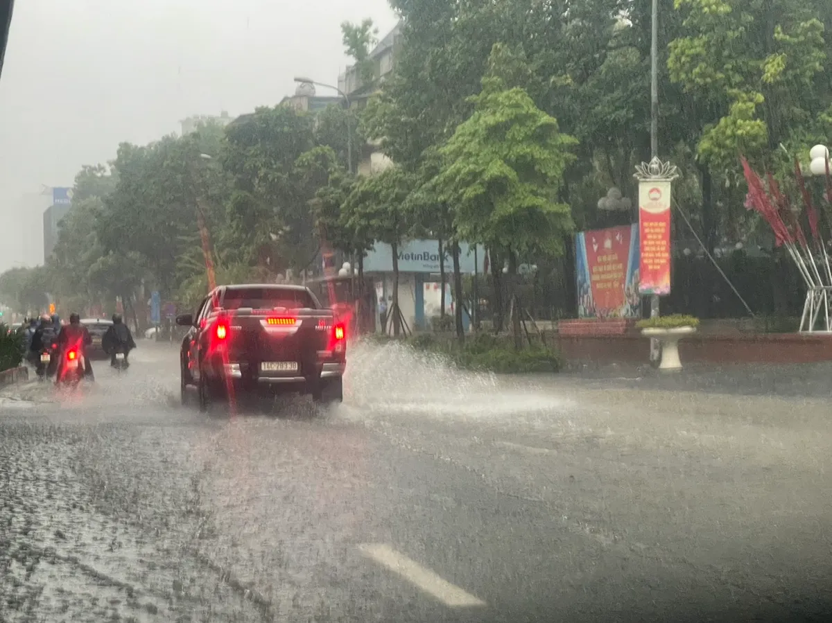 Biển nước nhấn chìm đường phố, người dân chật vật, xe máy nằm la liệt - Ảnh 2.