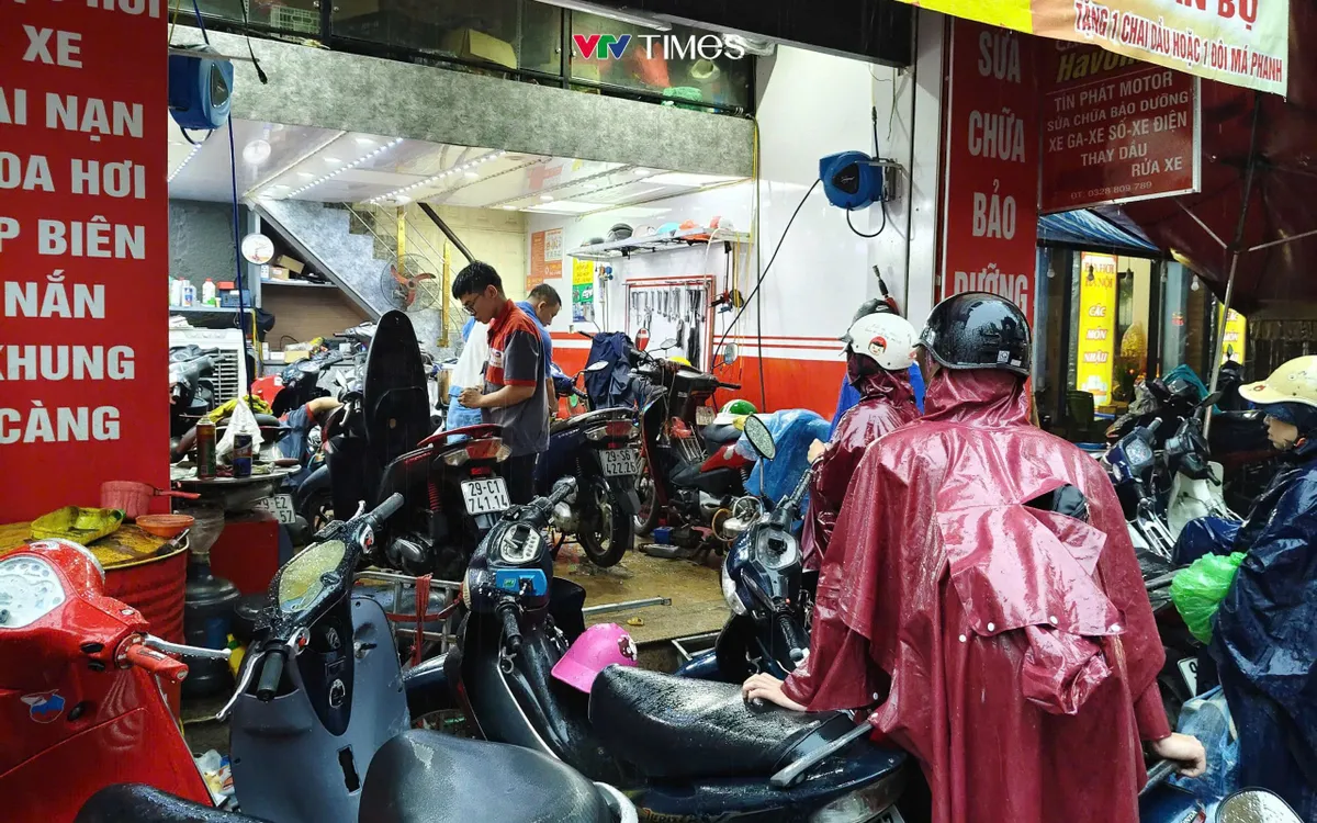 Tiệm sửa xe hoạt động hết công suất, thợ làm không nghỉ tay.
 Tiệm sửa xe hoạt động hết công suất, thợ làm không nghỉ tay.