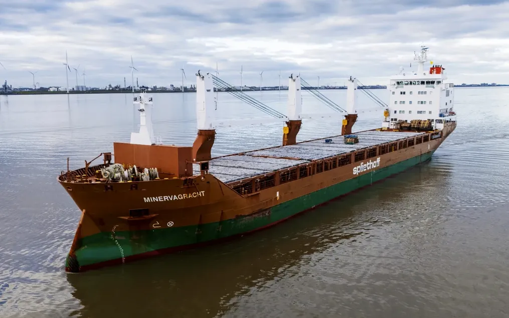 Tàu chở hàng Minervagracht treo cờ Hà Lan ở ngoài khơi Delfzijl, Hà Lan, tháng 1/2025 (Ảnh: AP) Tàu chở hàng Minervagracht treo cờ Hà Lan ở ngoài khơi Delfzijl, Hà Lan, tháng 1/2025 (Ảnh: AP)