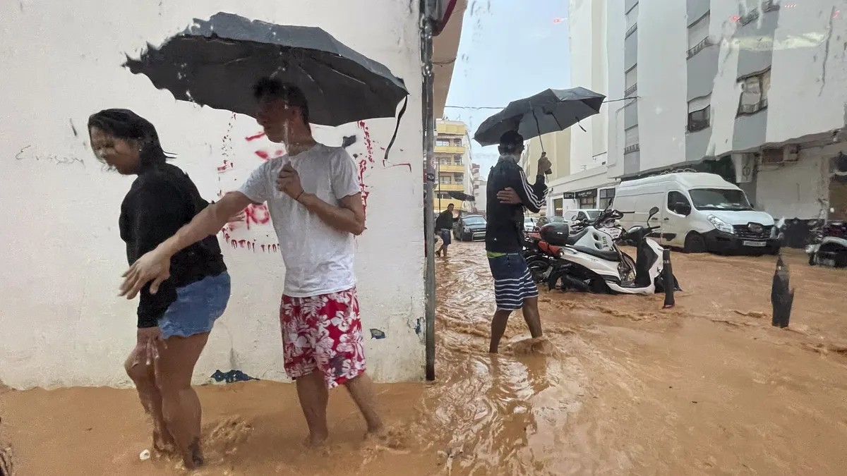 Mưa lớn kỷ lục kể từ năm 1952, Tây Ban Nha đóng cửa trường học và bãi biển  - Ảnh 1.