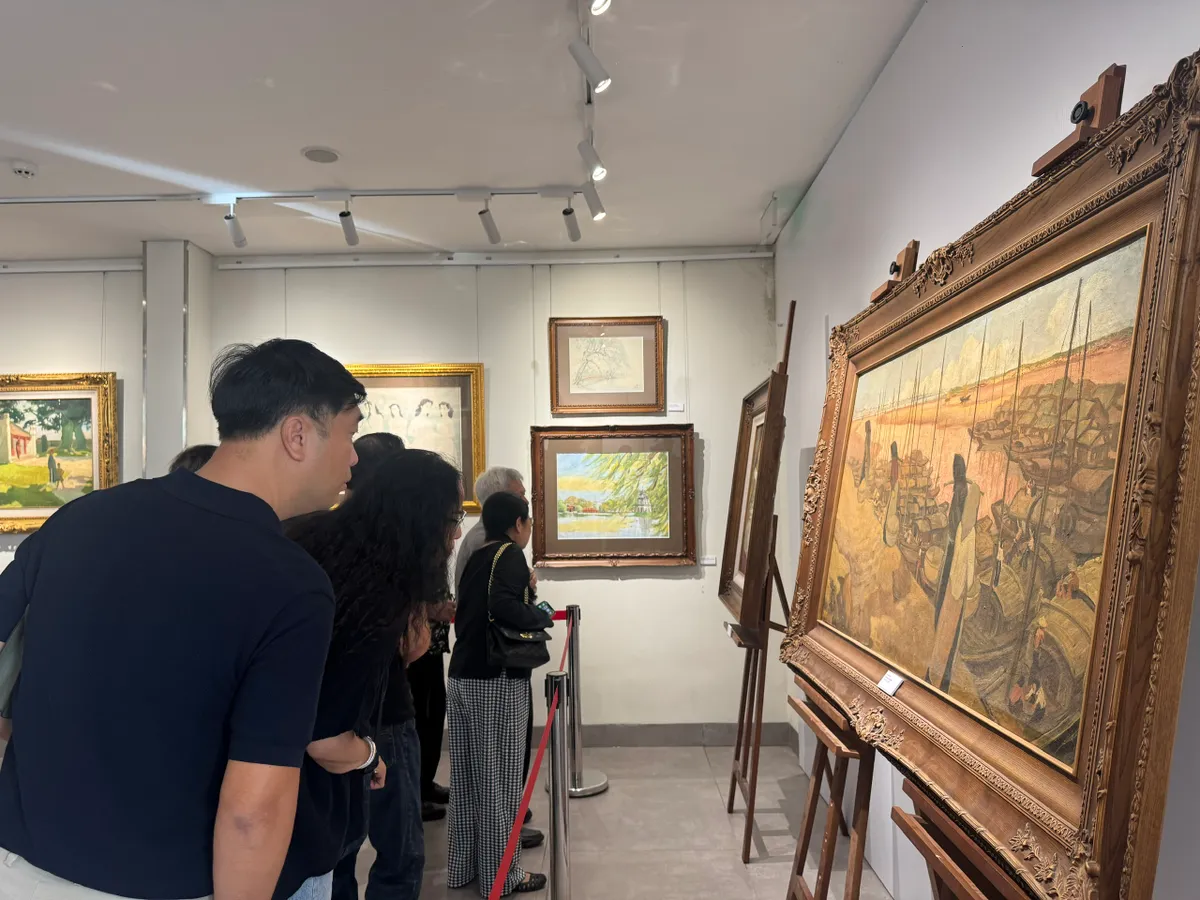 Cuộc sống tươi đẹp:  Triển lãm nghệ thuật kỷ niệm Ngày Giải phóng Thủ đô - Ảnh 2.