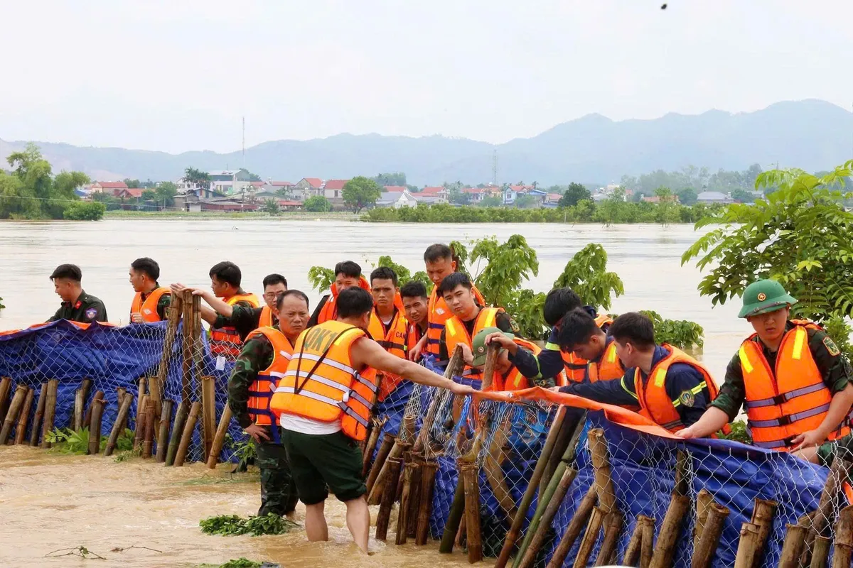 Thái Nguyên: Huy động hơn 100 cán bộ, chiến sĩ ứng cứu khẩn cấp khắc phục sự cố đê- Ảnh 2. Thái Nguyên: Huy động hơn 100 cán bộ, chiến sĩ ứng cứu khẩn cấp khắc phục sự cố đê- Ảnh 2.