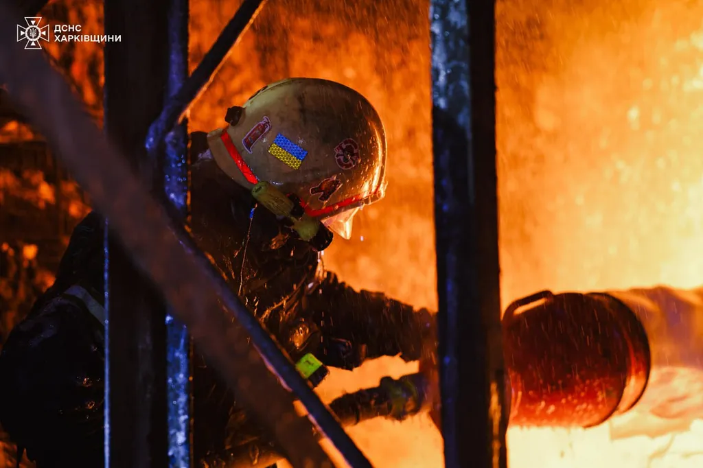 Nga không kích làm 6 người bị thương, gây hỏa hoạn ở Kharkov (Ukraine) - Ảnh 1.