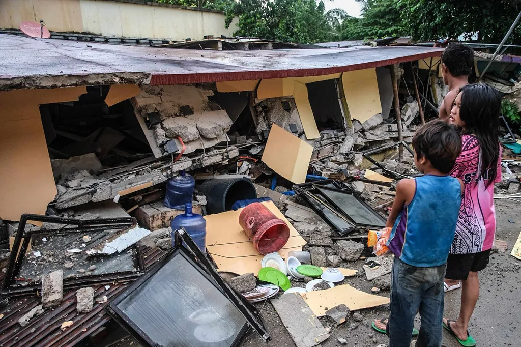 Động đất ở Philippines: 69 người chết, người bị thương quá tải tại các bệnh viện  - Ảnh 2.