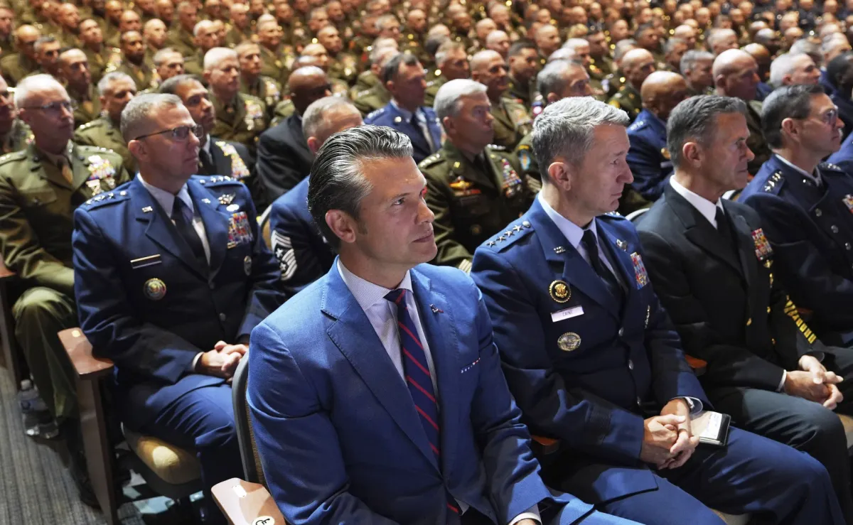 Tổng thống Trump và Bộ trưởng Quốc phòng Hegseth công kích chính sách “đa dạng” trong quân đội- Ảnh 1. Tổng thống Trump và Bộ trưởng Quốc phòng Hegseth công kích chính sách “đa dạng” trong quân đội- Ảnh 1.