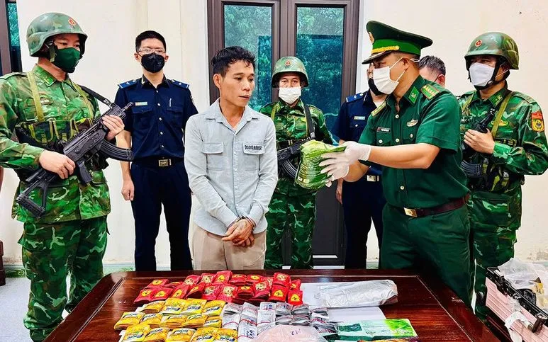 Lực lượng chức năng kiểm tra tang vật thu giữ. (Ảnh: Báo Hà Tĩnh) Lực lượng chức năng kiểm tra tang vật thu giữ. (Ảnh: Báo Hà Tĩnh)