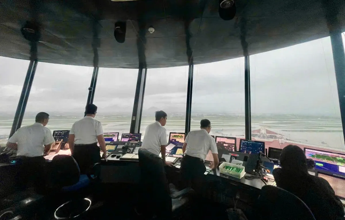 Gần 100 chuyến bay bị ảnh hưởng, nhiều hạ tầng bị ngập úng tại sân bay Nội Bài- Ảnh 1. Gần 100 chuyến bay bị ảnh hưởng, nhiều hạ tầng bị ngập úng tại sân bay Nội Bài- Ảnh 1.