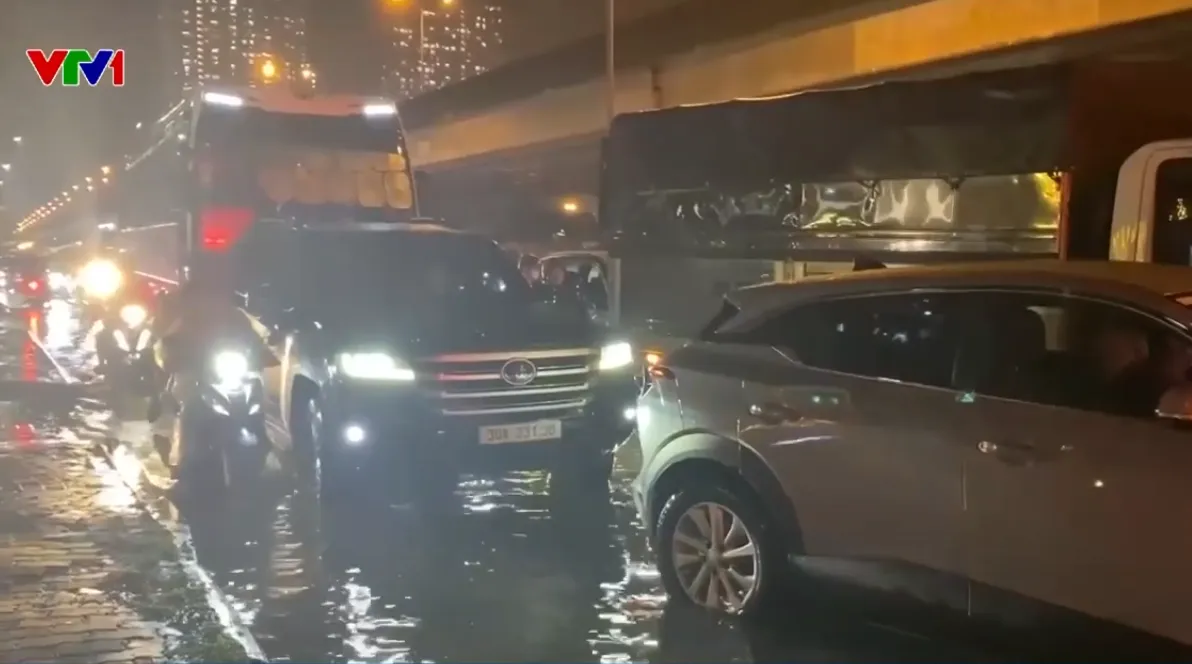 Hà Nội tắc đường đến đêm muộn do mưa ngập, nhiều người bỏ xe đi bộ về nhà - Ảnh 2.