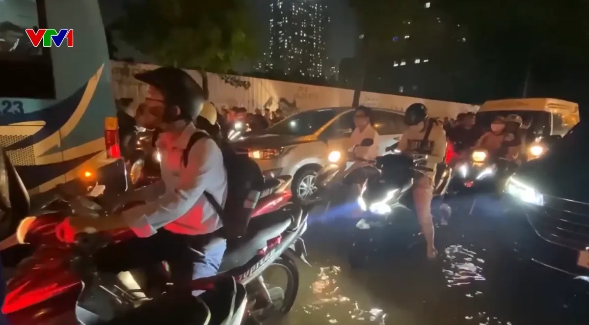 Hà Nội tắc đường đến đêm muộn do mưa ngập, nhiều người bỏ xe đi bộ về nhà - Ảnh 3.