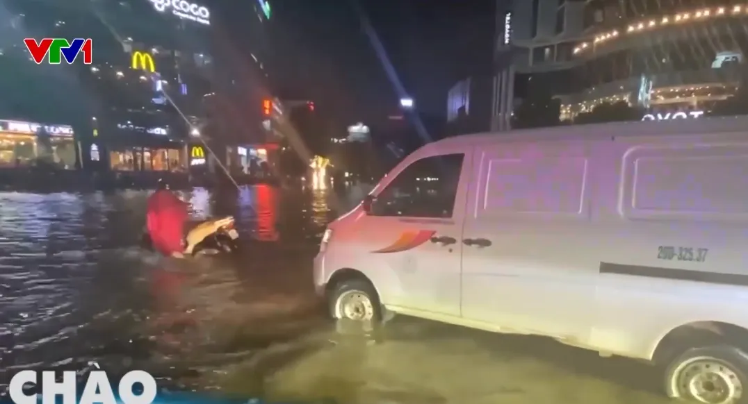 Hà Nội tắc đường đến đêm muộn do mưa ngập, nhiều người bỏ xe đi bộ về nhà - Ảnh 1.