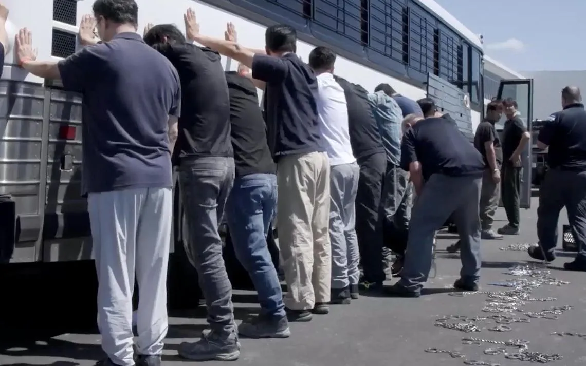 Khoảng 300 công nhân Hàn Quốc đang làm việc tại nhà máy pin Hyundai - LG ở bang Georgia bị ICE bắt giữ trong một cuộc đột kích nhập cư bất ngờ vào tháng 9/2025 (Ảnh: EPA)