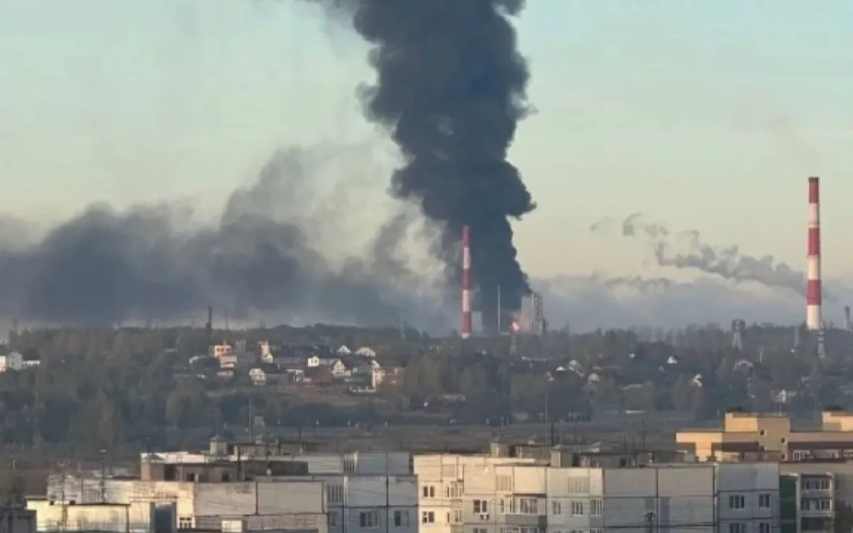 Cột khói dày đặc bốc lên từ nhà máy lọc dầu Novo-Yaroslavsky ở tỉnh Yaroslavl, Liên bang Nga, ngày 1/10/2025 (Ảnh: Mạng xã hội)
