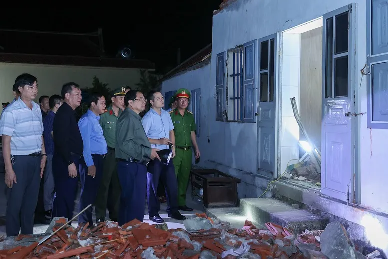Thủ tướng Phạm Minh Chính kiểm tra công tác khắc phục hậu quả bão số 10 tại Ninh Bình- Ảnh 2.