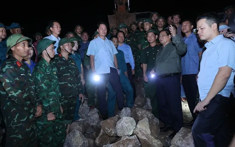 Thủ tướng đi kiểm tra công tác khắc phục sự cố sạt, sập mái kè đê biển Hải Thịnh 3 (thị trấn Thịnh Long cũ nay là xã Hải Thịnh, tỉnh Ninh Bình) - Ảnh: VGP