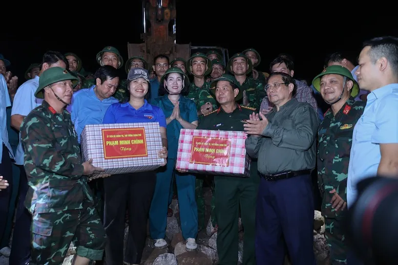 Thủ tướng Phạm Minh Chính kiểm tra công tác khắc phục hậu quả bão số 10 tại Ninh Bình- Ảnh 1.