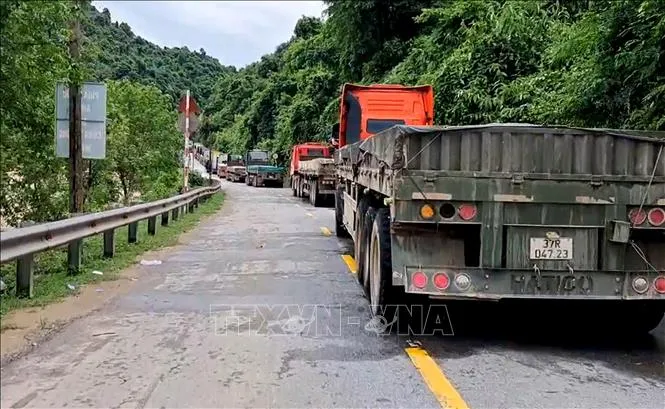 Tuyến đường độc đạo đi Cửa khẩu Quốc tế Nậm Cắn tê liệt vì sạt lở đất - Ảnh 1.