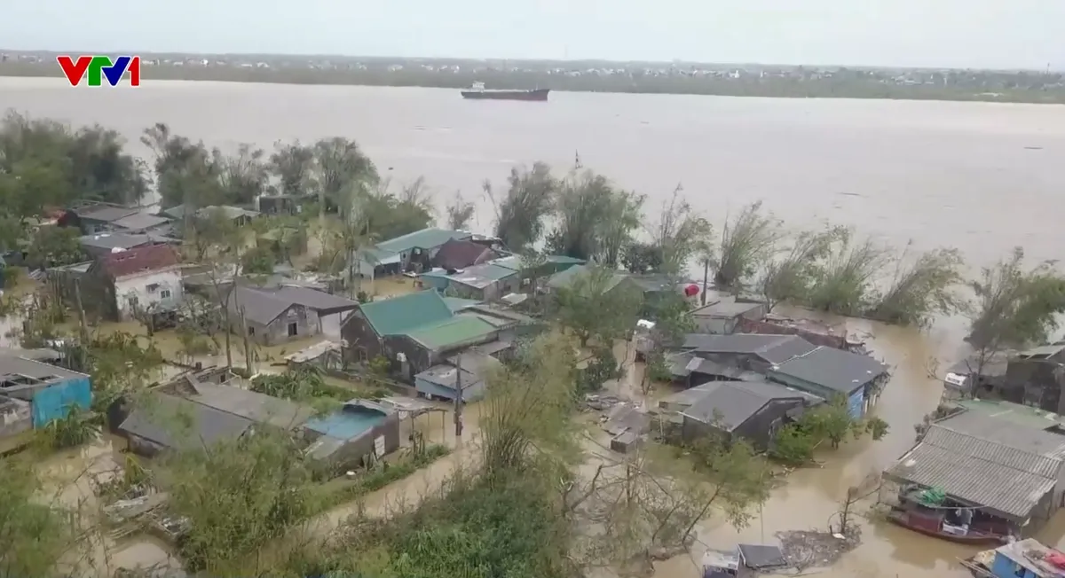 Hơn 70 hộ dân ven sông Lam (Nghệ An) bị cô lập do ngập sâu - Ảnh 3.
