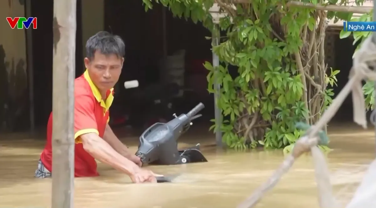 Hơn 70 hộ dân ven sông Lam (Nghệ An) bị cô lập do ngập sâu - Ảnh 1.