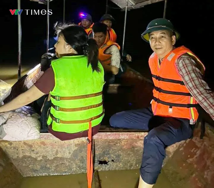 Nghệ An: Trắng đêm giúp dân chạy lũ- Ảnh 3.