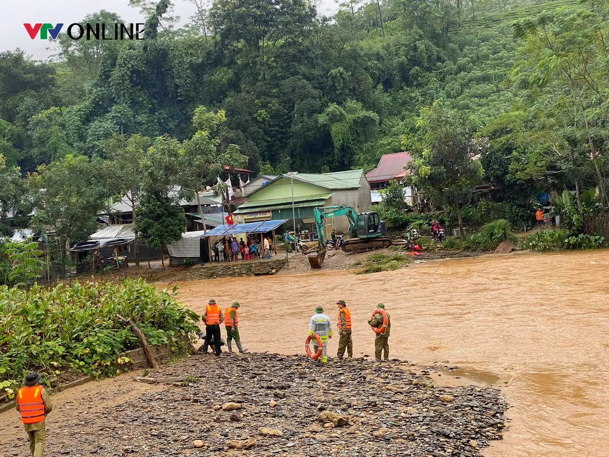 Công an xã Tô Múa (Sơn La) giúp dân khắc phục hậu quả bão số 10- Ảnh 2. Công an xã Tô Múa (Sơn La) giúp dân khắc phục hậu quả bão số 10- Ảnh 2.