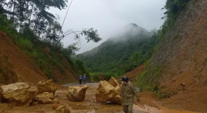 Hàng trăm điểm sạt lở chia cắt giao thông tại Cao Bằng, Lạng Sơn- Ảnh 2. Hàng trăm điểm sạt lở chia cắt giao thông tại Cao Bằng, Lạng Sơn- Ảnh 2.