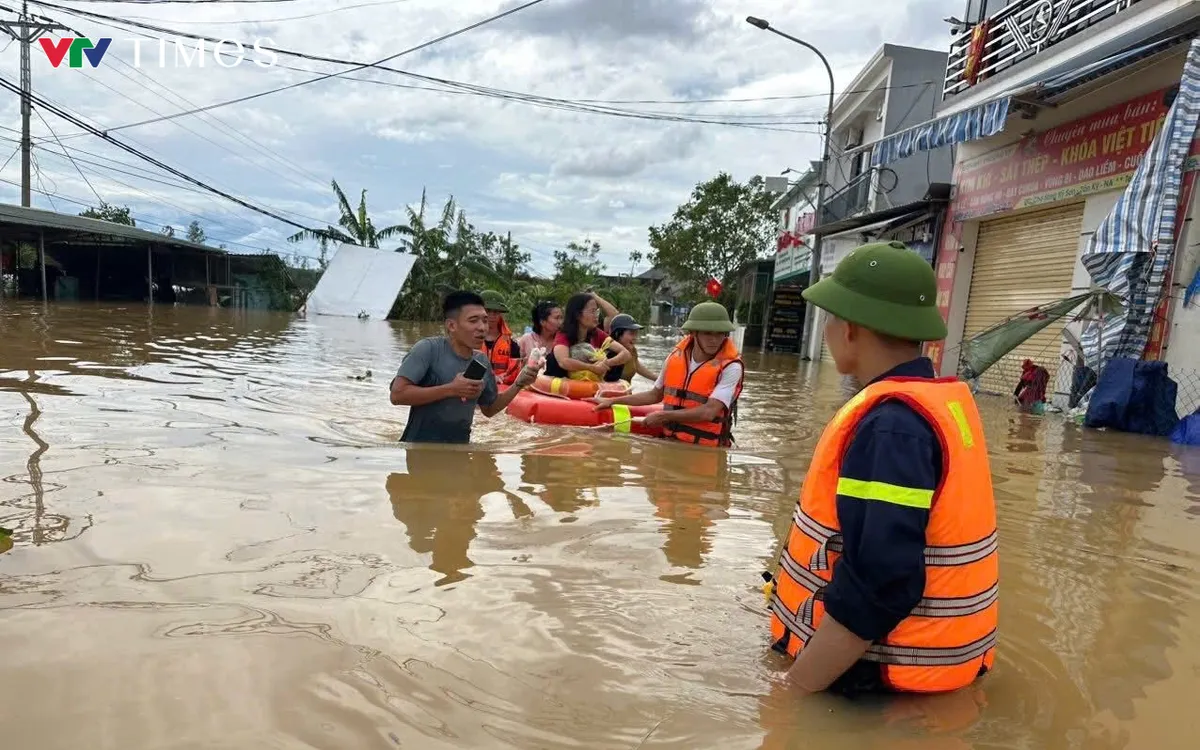 Lực lượng chức năng đưa người dân vùng lũ xã Tân Kỳ đi tránh lũ.