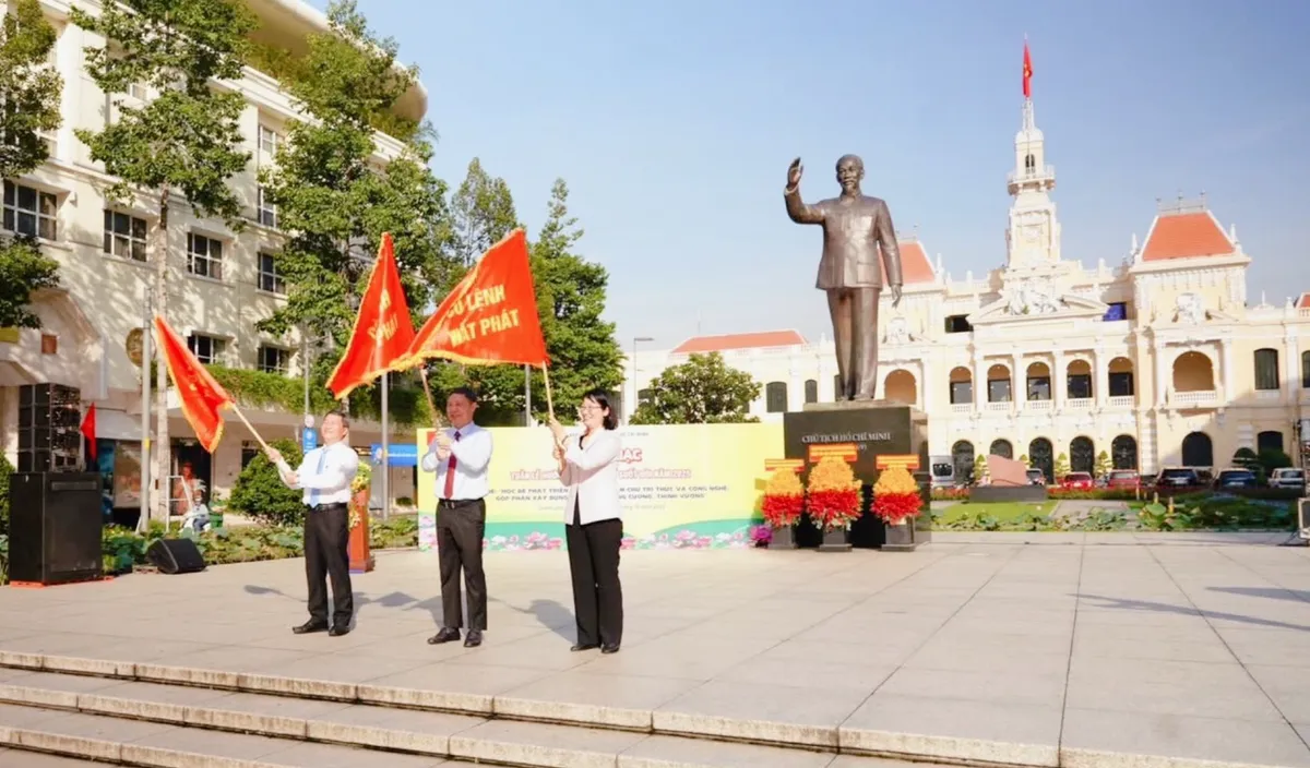 Tuần lễ hưởng ứng học tập suốt đời 2025: Học để làm chủ tri thức- Ảnh 3. Tuần lễ hưởng ứng học tập suốt đời 2025: Học để làm chủ tri thức- Ảnh 3.