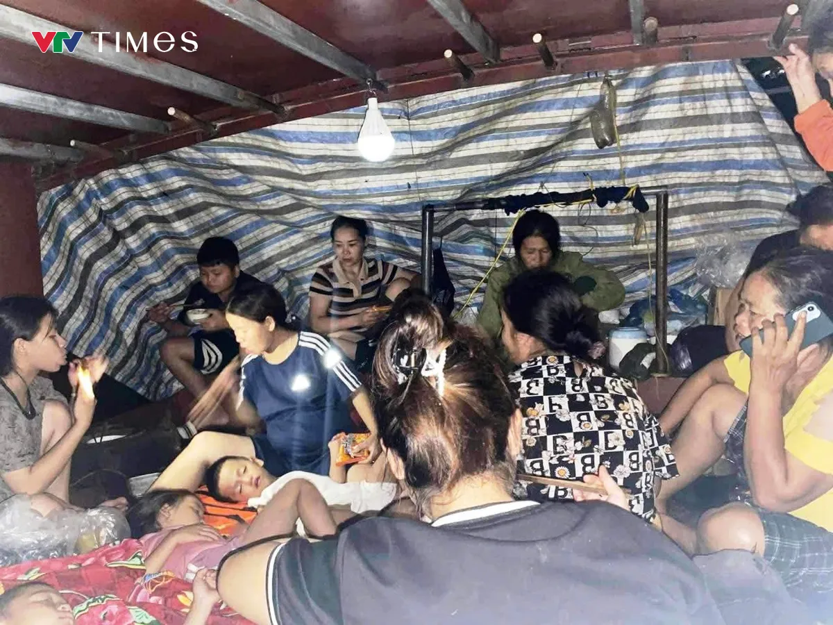 Nghệ An: Trắng đêm giúp dân chạy lũ- Ảnh 2.