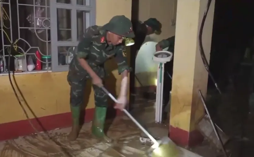 Lào Cai:Quân đội, công an xuyên đêm ứng cứu, hỗ trợ người dân vùng ngập lũ - Ảnh 1.
