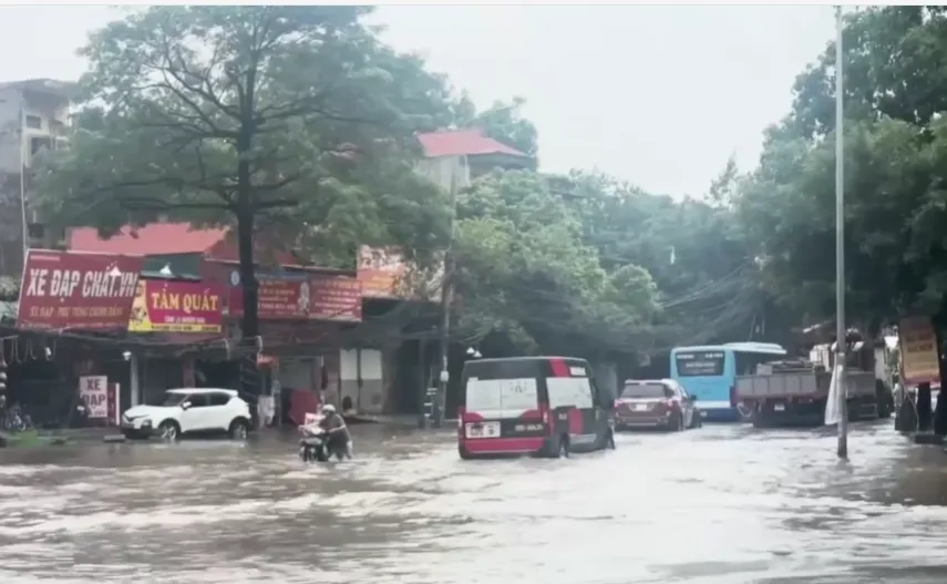 Còn nhiều điểm ngập sâu, Hà Nội gấp rút thoát nước chống ngập úng- Ảnh 1. Còn nhiều điểm ngập sâu, Hà Nội gấp rút thoát nước chống ngập úng- Ảnh 1.