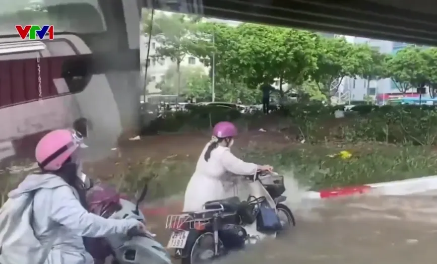 Còn nhiều điểm ngập sâu, Hà Nội gấp rút thoát nước chống ngập úng- Ảnh 2. Còn nhiều điểm ngập sâu, Hà Nội gấp rút thoát nước chống ngập úng- Ảnh 2.