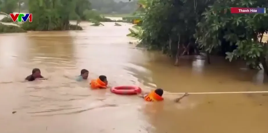 Nỗ lực cứu nạn, đưa nhu yếu phẩm đến vùng lũ sâu ở Thanh Hóa - Ảnh 1.