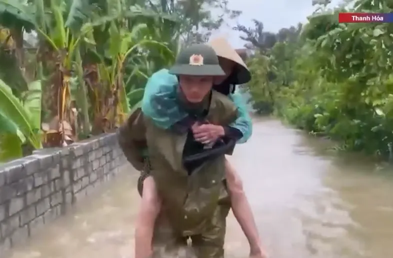 Nỗ lực cứu nạn, đưa nhu yếu phẩm đến vùng lũ sâu ở Thanh Hóa - Ảnh 2.