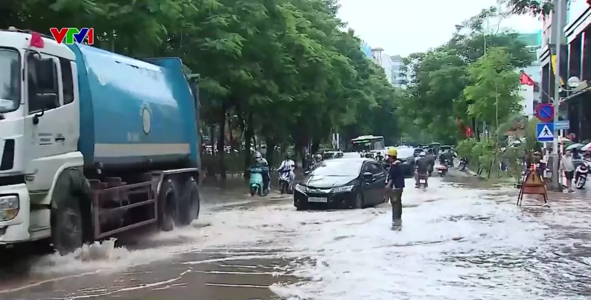 Hà Nội: Hơn 20 điểm vẫn ngập nặng sau mưa lớn - Ảnh 7.