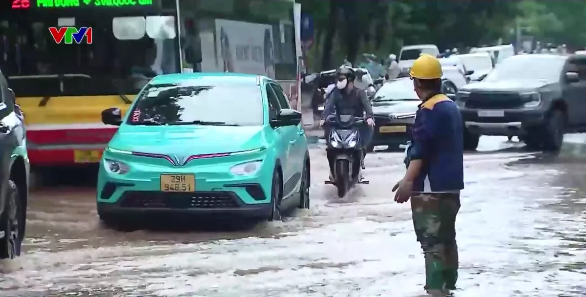 Hà Nội: Hơn 20 điểm vẫn ngập nặng sau mưa lớn - Ảnh 9.