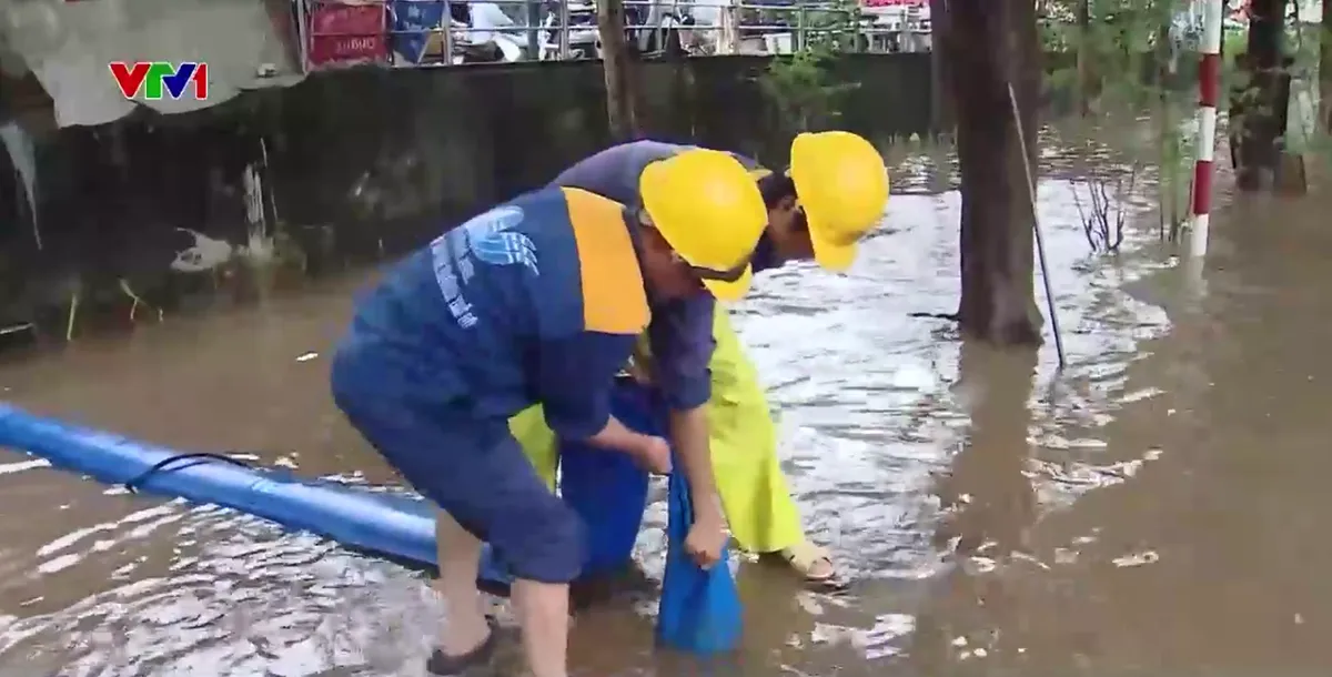 Hà Nội: Hơn 20 điểm vẫn ngập nặng sau mưa lớn - Ảnh 5.