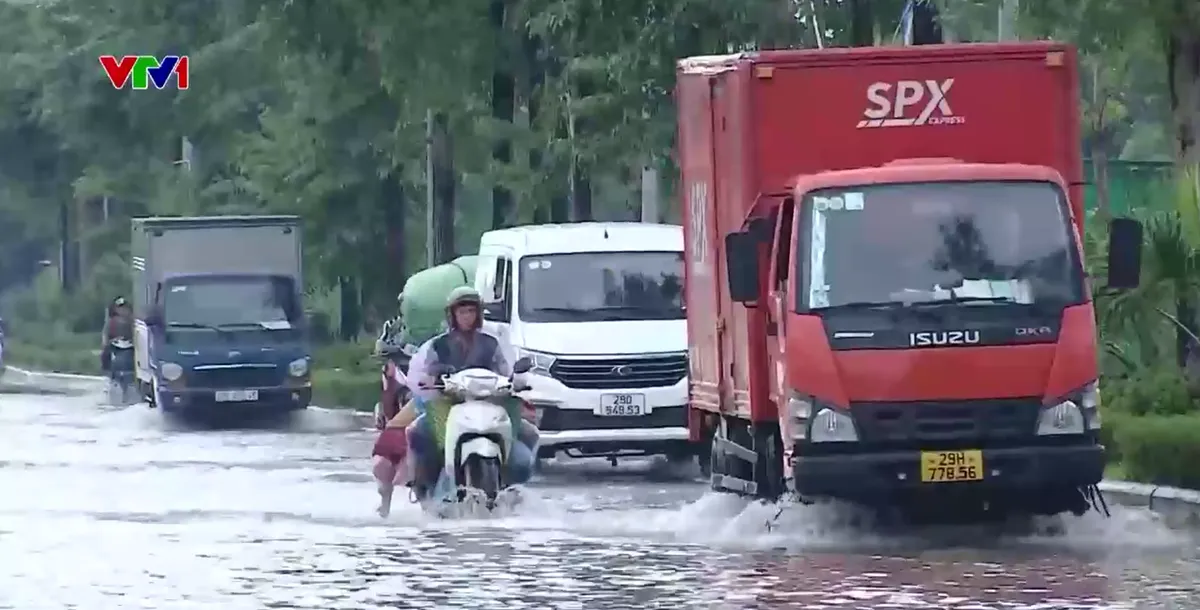 Hà Nội: Hơn 20 điểm vẫn ngập nặng sau mưa lớn - Ảnh 3.