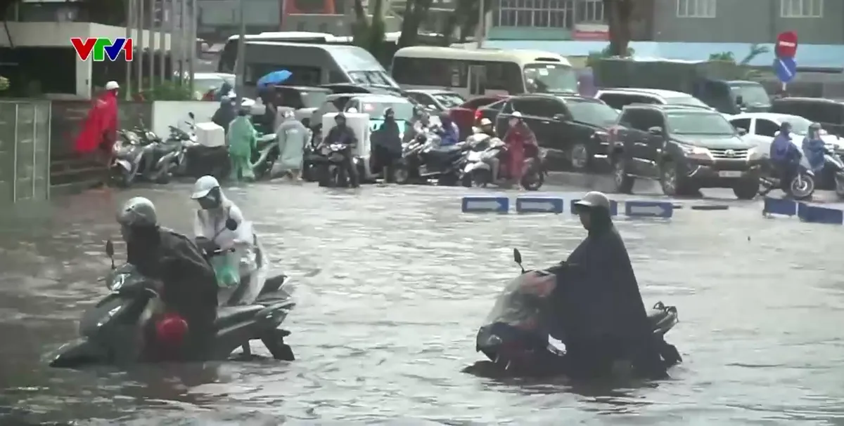 Hà Nội: Hơn 20 điểm vẫn ngập nặng sau mưa lớn - Ảnh 1.