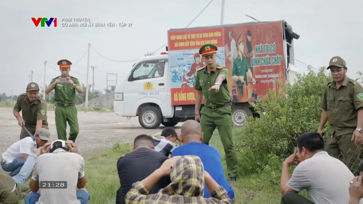 C&oacute; anh, nơi ấy b&igrave;nh y&ecirc;n - Tập 37: Tiến bị bắt v&igrave; đ&aacute;nh bạc, &Ocirc;ng Thứ thẳng thắn với Bằng - Ảnh 6.