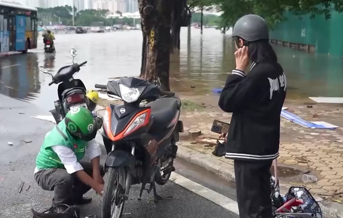 Cuộc sống người dân Thủ đô đảo lộn vì ngập nước    - Ảnh 1.